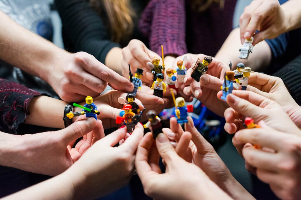 Mensen houden Lego bij elkaar